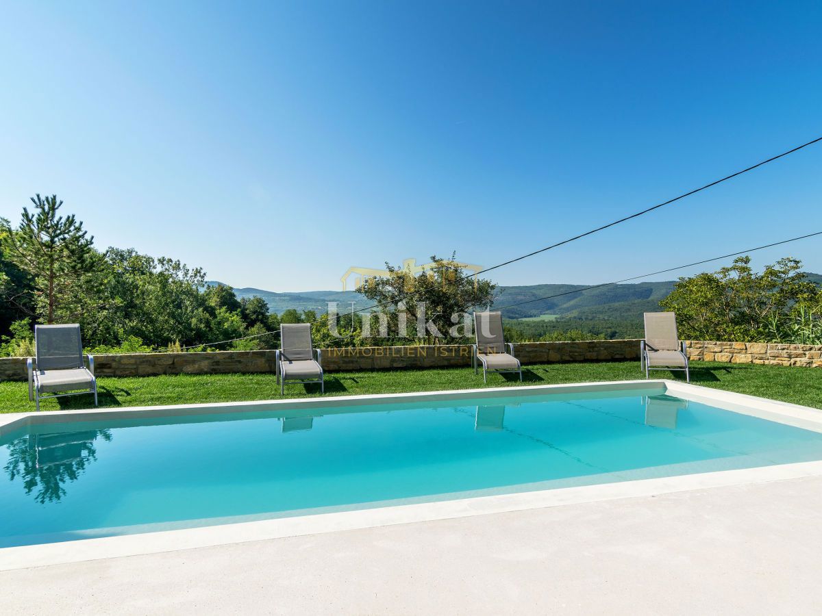 Kamena hiša z razgledom na naravo